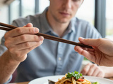 Comment tenir des baguettes sans frustration : les erreurs que même les restaurants vous cachent