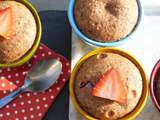 Mug cakes aux amandes, rhubarbe et fraises