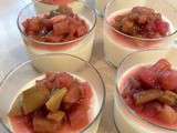 Panna cotta parfumée à la cardamome et garnie de rhubarbe confite