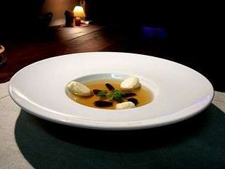 Consommé et quenelles de volaille aux morilles