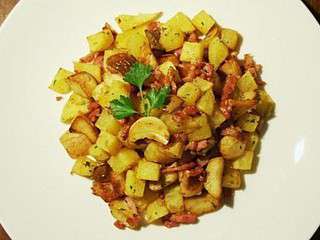 Poêlée de pommes de terre, cerfeuil tubéreux, cèpes et lardons