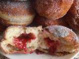 Beignets aux framboises colorés pour la rentrée