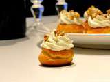 Amuse-bouche pour l'apéritif du réveillon de la Saint-Sylvestre (choux, poire et mousse au bleu)