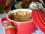 Crumble fraise, rhubarbe (avec une pointe de noix de coco) pour un dessert trop facile et tout doux