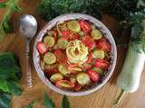 Minestrone aux spaghettis, tomates cerises, billes de concombres et courge serpent de Sicile