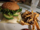 Burger végétarien avec steak de patate douce, avocat, chou kale et sa sauce tahini/ketchup