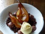 Poire rôtie, crumble et ganache au chocolat, glace à la vanille