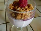 Panna cotta de framboises et son crumble d'amandes