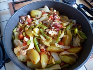 POÊLÉE haricots plats pommes de terre champignons et tomates