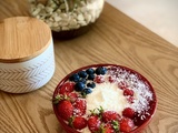 Bircher à la noix de coco, fruits rouges frais et en coulis