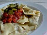 Ravioli de boeuf au chèvre, tomate et cornichons