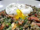 Salade tiède de lentilles, œuf poché et lardons fumés