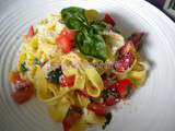 Tagliatelles aux tomates crues, ail et basilic