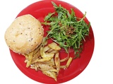 Burger de boeuf, cantal & chutney d’oignons avec des frites et de la roquette