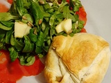 Chausson aux pommes et camembert avec des oignons confits & une salade roquette/mâche avec graines de courge et tournesol🌻