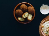 Falafels au four et leur super salade accompagnée d’une sauce crème de tofu