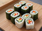 Makis au concombre et graines de sésame