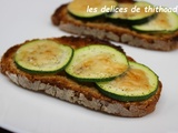 Tartines courgettes, oignons et parmesan