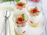 Verrine gourmande à l'ananas, framboises, amandes et flocons d'avoine