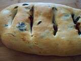 Fougasse aux olives et aux tomates séchées