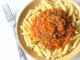 Penne sauce tomate, lentilles corail & légumes planqués