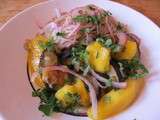 Salade de nouilles soba avec aubergines et mangues