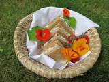 Sandwich au fromage de chèvre, aux fleurs et aux herbes