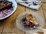 Crumble de figues, fruits rouges et noisettes