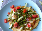 Galette aux oignons nouveaux, petits pois, tomates cerises et comté