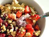 Graines de chia, lait d'amandes, fruits et muesli