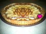 Tarte pâte briochée , ganache chocolat au lait parsemé de pommes canelles