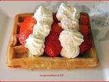 Gaufres au cola, fraises et chantilly au soda gingembre