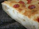 Focaccia aux pommes de terre, tomates et romarin