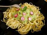 Spaghetti a la crème de petits pois, menthe et radis roses