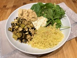 Assiette d'aubergine grillée, semoule, houmous et pousses d’épinards