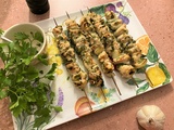 Brochettes de poulet mariné au citron, ail et persil