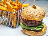 Burger au bacon, cheddar, avocat et frites au four