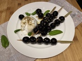 Burrata au basilic et brochettes de raisin grillé de Yotam Ottolenghi