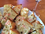 Cake au saumon fumé, ciboulette, aneth et baies roses