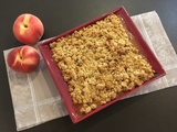 Crumble pêches, noisettes et petits-beurre