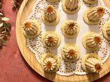 Mini cannelés de mousse de saumon fumé sur blinis