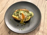 Pommes de terre en robe des champs, œufs mollets et sauce au thon de Yotam Ottolenghi