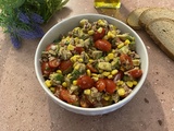 Salade d'avocat au thon, maïs et tomates cerises