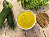 Soupe froide de courgette, lait de coco et curry