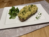 Tartine d'avocat et œufs brouillés