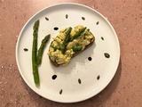 Tartine d’œufs brouillés aux asperges