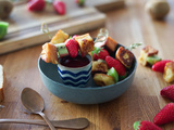 Brochettes de pain perdu aux fruits