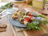 Brochettes mixtes du jardin aux saucisses, petits légumes et Tommette