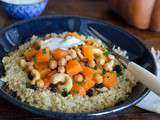 Quinoa à la courge rôtie, noix de cajou et sauce yaourt