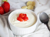 Mousse au chocolat blanc et dés de fraises